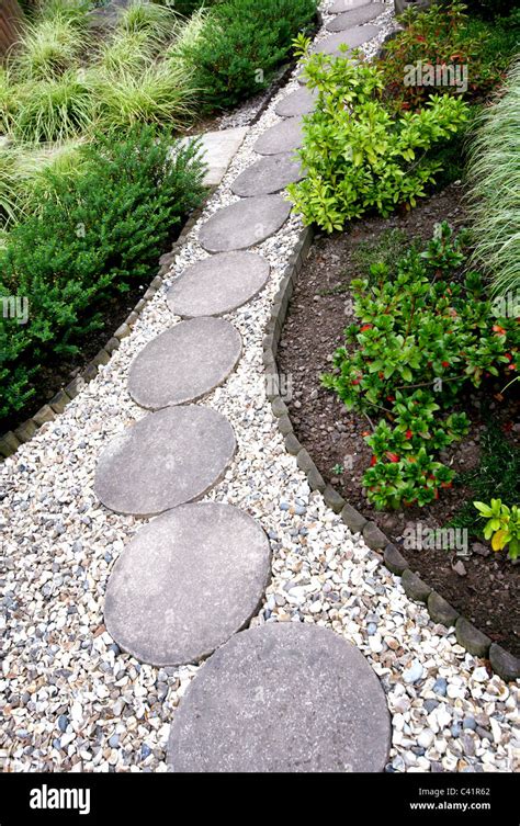 A Gravel Garden Path With Round Stepping Stones Stock Photo Alamy