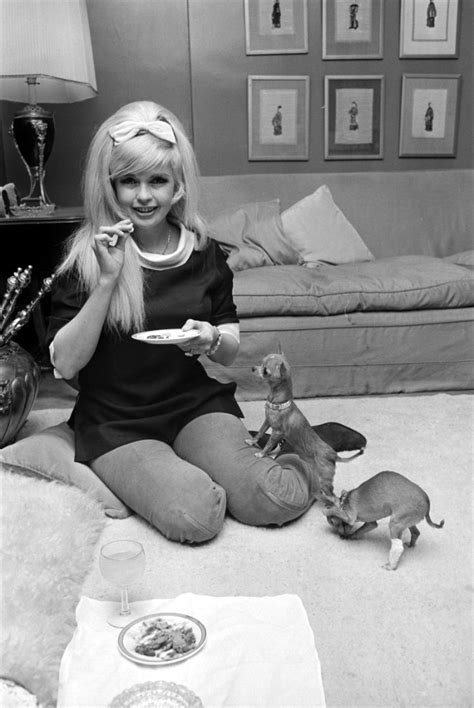 30 Vintage Photographs Of Jayne Mansfield With Her Beloved Dogs In The