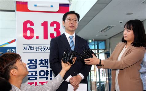 더불어민주당 김경수 국회의원이 3일 오전 경남선거관리위 오마이포토