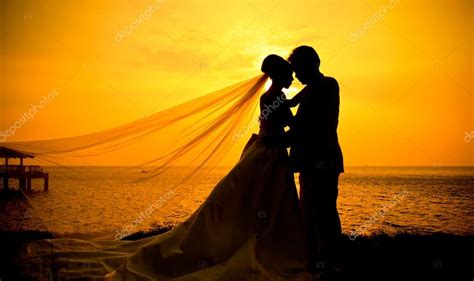 Silueta de pareja de enamorados al atardecer — Foto de ...