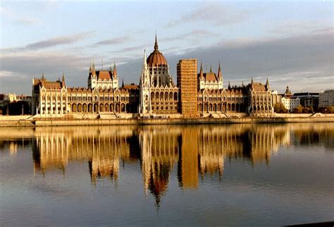 Das ungarische parlamentsgebäude (országház) ist eines der fotogensten regierungsgebäude der welt. Parlamentsgebäude von Ungarn Foto & Bild | architektur ...