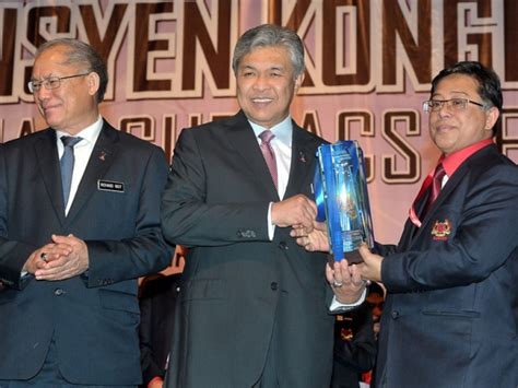 Or visit www.malaysiagazette.com for the latest news on politics, economy, fashion, travel, lifestyle and more. CUEPACS: SEMAKAN ELAUN PENJAWAT AWAM DIBAWA KE KABINET ...