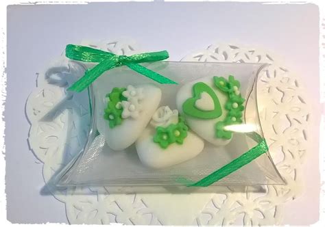 Dettagli perfetti confetti sfumati dal colore giallo al verde, perfetti per da. confettata promessa di matrimonio, confetti decorati ...