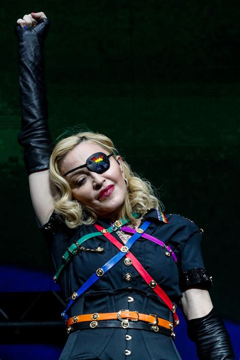 No dia 30 de junho de 2019, a rainha do pop madonna participou da parada lgbt de nova york, que celebrou os 50 anos da revolta de stonewall. nyc_pride_032 - MadonnaTribe