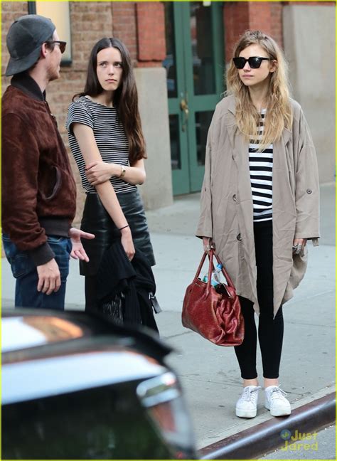 Imogen Poots Keeps It Low Key In The Big Apple Photo Photo Gallery Just Jared Jr