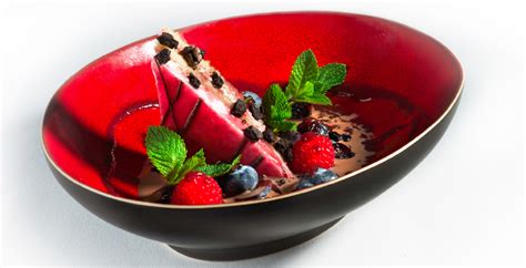 Ce soir nous allons voir ce plat léger avec de filets de poulet, des poivrons de couleur, de semoule, des herbes et des épices. Pointe aux fruits rouges | Horeca Magazine