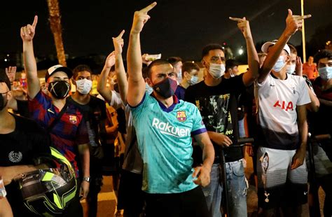 Photos Barcelona Fans Chant For Messi To Stay Rediff Sports