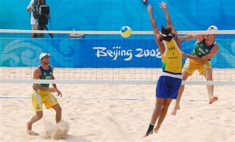Similar to indoor volleyball, the objective of the game is to send the ball over the net and to ground it on the opponent's side of the court. Voley Playa - Torneo Facil