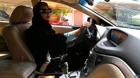 السعودية تسمح للمرأة بالسفر دون إذن ولي Bbc News عربي