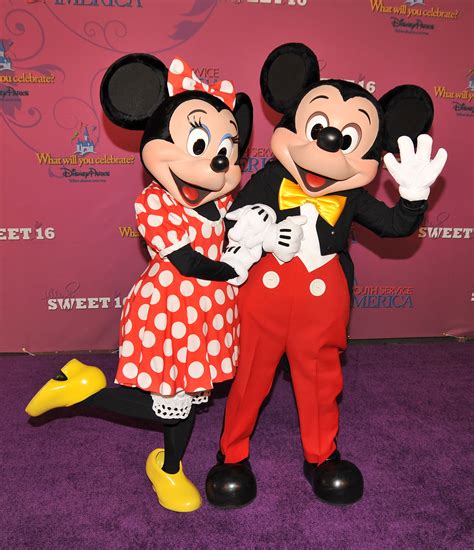 I discovered that he shares the same birthday as my mother, what a great surprise! Happy 88th birthday, Mickey Mouse!