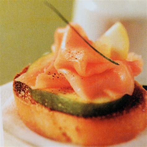 Se vi piace il salmone affumicato ecco una variante. Crostini di salmone affumicato e fichi ricetta | Oreegano