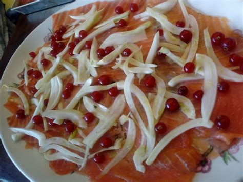 Salmone marinato al limone un antipasto veloce ma sempre apprezzato per il cenone del 31 come fare il salmone affumicato in casa. Salmone affumicato con insalata di finocchi