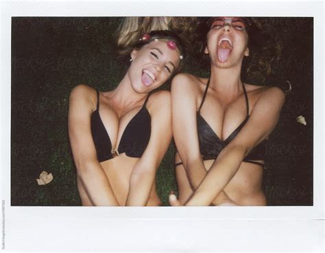 Sexy Girlfriends Making Face In Bikini On Grass By Guille Faingold