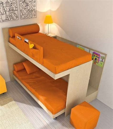Il letto a castello ha la particolarità di integrare due o anche tre letti, uno sopra l'altro, e quindi permette di poter far dormire più persone in una per quanto riguarda le dimensioni disponibili, i letti a castello sono disponibili in diverse varianti, due letti da 90x190 cm, tre letti da 90x190 cm o anche. Pin su Cose da comprare