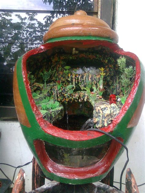 Sangat simpel dan mudah sekali kita membuat sendiri jenis aquarium kecil unik yang terbuat dari bahan plastik ini. aquarium unik
