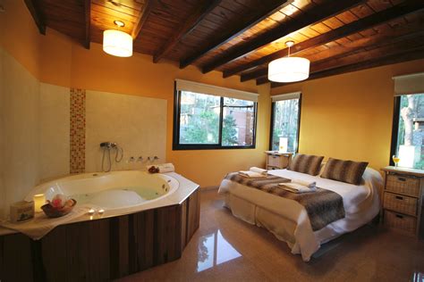 Dormitorio Matrimonial Con Preciosas Vistas Al Bosque Jacuzzi Doble Redondo Y Baño En Suite