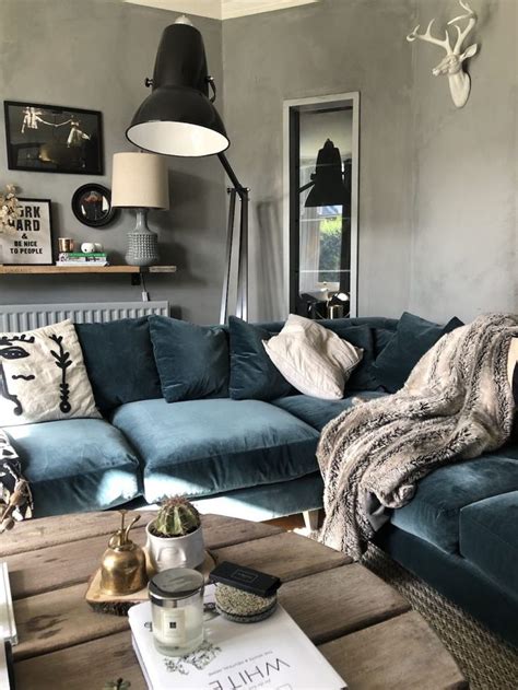 Với một chiếc ghế sofa vải xanh (sofa blue velvet) trong phòng khách, bạn chẳng cần phải suy nghĩ thêm về việc lựa chọn màu sơn tường như thế nào, phong cách thiết kế nào sẽ phù hợp với nó. Velvet, Oscar, Loaf | Velvet sofa living room, Corner sofa ...