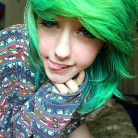 The romantic curls give this haircut a feminine style. Julianna can't fly Emo girl Green hair Blue eyes | Emo ...