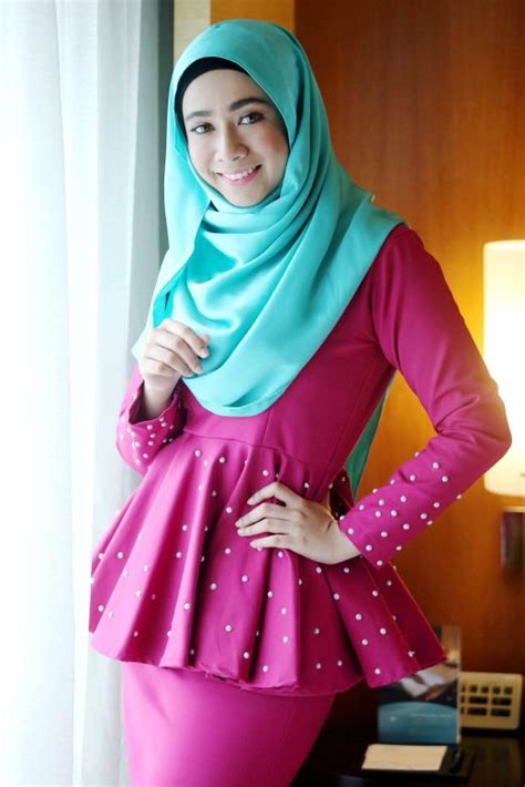 Bakatnya dikesan daripada program realiti nyanyian, akademi fantasia 2013 (af2013) yang meletakkannya di tangga ketiga di peringkat akhir. Amira AF kongsi rahsia dukungan abang bomba | BHplus ...