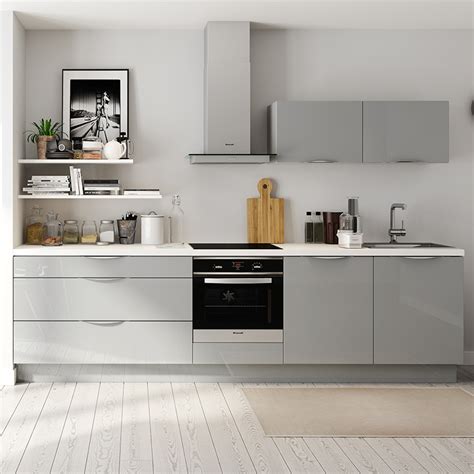 Aménagement d'une cuisine ouverte contemporaine en l avec un placard à porte plane, des portes de placard en bois sombre, un plan de travail en inox, une crédence blanche, un électroménager blanc, un îlot central, un sol gris et un plan de travail gris. Quel plan de travail choisir avec une cuisine grise ...