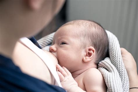 Mamá amamanta a su hijo recién nacido amamantamiento lactancia en