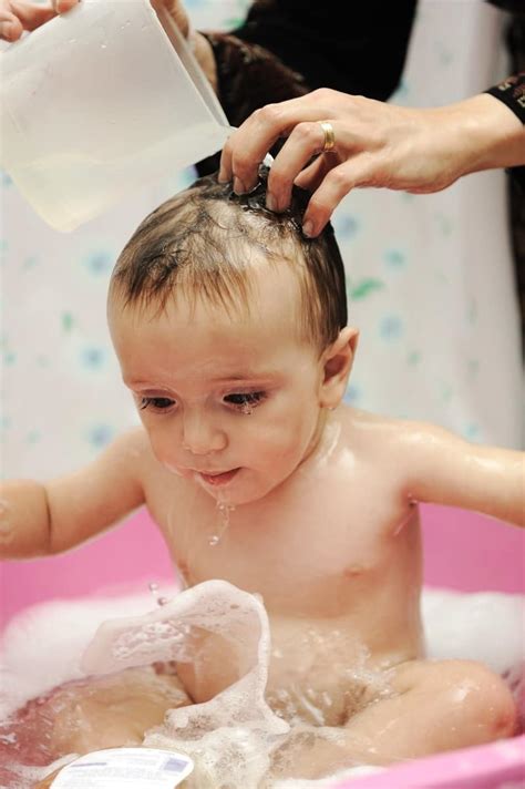 Here's how to bathe a baby step by step to the baby bath procedure will depend on whether the umbilical cord stump has detached or not. How to Give Bath to a Newborn Baby | Mom Envy Blog