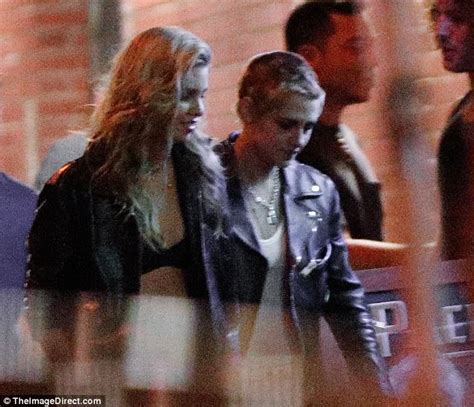 Kristen Stewart And Stella Maxwell Make Out In Nyc Daily Mail Online