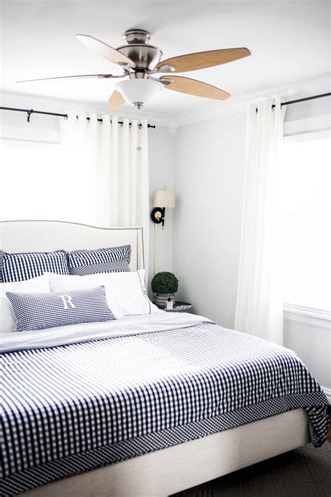 Increase the appearance of the size of the room by adding wall. King Size Bed Small Bedroom - How To Make The Room Appear ...