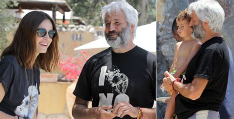 Chiamati a festeggiare i suoi 40 anni nella villa in campagna a formello, gli ospiti si sono ritrovati alle nozze della splendida attrice polacca e di domenico procacci. Kasia Smutniak con Domenico Procacci e il figlio Leone ...