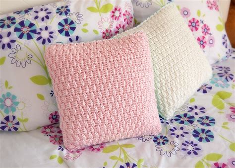 The giant crochet cable pillow is made using post stitches. Free Pillow Cover Crochet Pattern - Leelee Knits