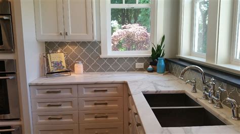 Antique white porcelain mosaic wall tile, it's easy to add a splash of contemporary styling to your decor. arabesque tile kitchen - Google Search | Glass tiles ...