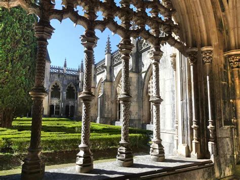 Diese kirche besteht streng genommen aus 2 einzelnen kirchen, die auch unterschiedlich spät erbaut wurden. Portugal Sehenswürdigkeiten: Die 3 Klöster Batalha, Tomar ...