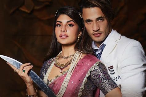 تدور احداث فيلم حرب كرموز 2018 خلال فترة اﻷربعينات من القرن العشرين، حيث فتاة تتعرض للاغتصاب على يد مجموعة من الجنود اﻹنجليز، فيثأر لها ثلاث شباب مصريين، لكن يموت أحدهم، ويحتجز الجندي الانجليزي الحي في قسم شرطة كرموز الذي يرأسه الجنرال يوسف المصري. News18 Urdu - عاصم ریاض کو لے کر آئی بڑی خبر ! سلمان خان ...