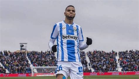 وسجل النصيري الهدف الأول بعدما سدد. إشبيلية يتفق رسميا على ضم المغربي النصيري