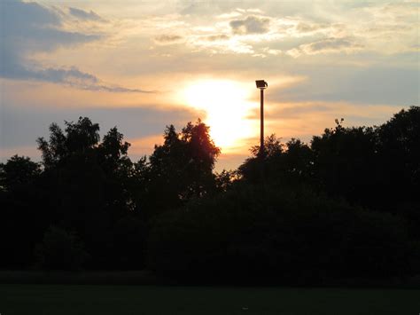 Wir bauen unseren eigenen fußballplatz! auf dem Fußballplatz ... Foto & Bild | sonnenuntergang ...