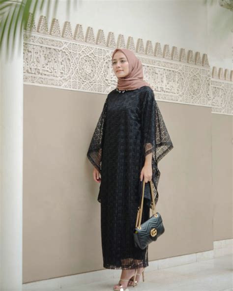 Ketika menggunakannya, wangi yang dikeluarkan akan membuat mama semangat sepanjang hari. Warna dan Motif Jilbab yang Cocok untuk Baju Warna Hitam ...