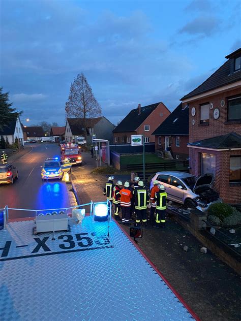 Denn ein defektes stromkabel stellt eine gefahr dar. Einsatz #7 - PKW durch Mauer - Freiwillige Feuerwehr Großenheidorn