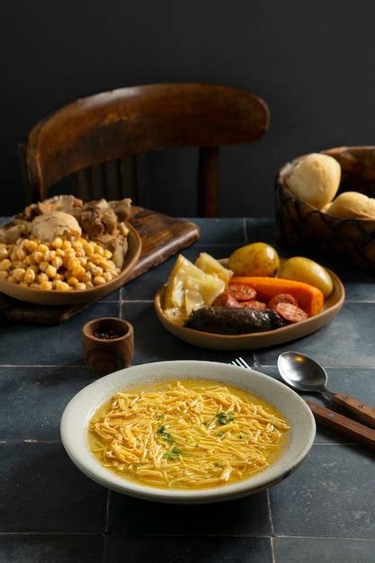 Deliciosa sopa en la mesa bodegón Foto Premium