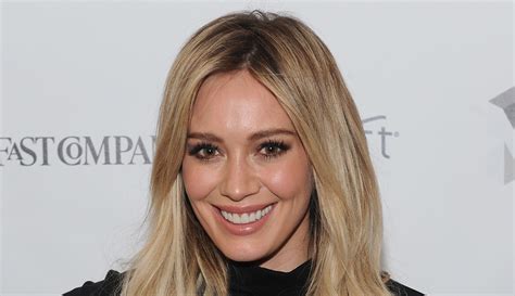 hilary duff announces ‘lizzie mcguire reboot is officially done here s why hilary duff