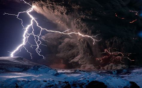 Puyehue Volcano Eruption And Lightning