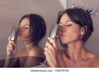 Sexy Naked Woman Looking Mirror Posing Foto Stok Shutterstock