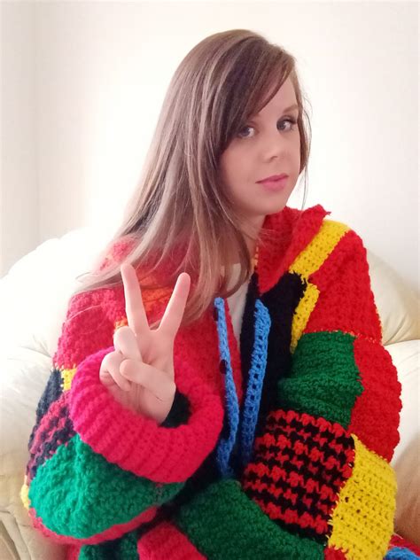 ¡seguid así!, escribió el diseñador en la web para presentar las imágenes, disponibles para descargar, de las pautas para crear, desde cero, un cárdigan como el que lució harry styles. Crochet Harry Style's Watermelon Sugar Cardigan by Selina ...