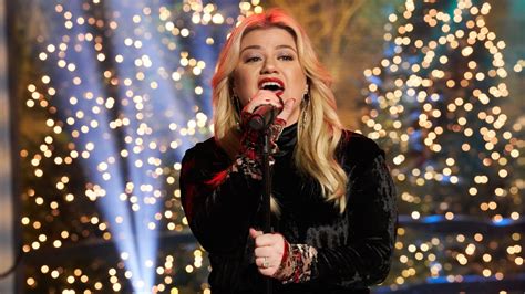 Watch The Kelly Clarkson Show Highlight Kelly Performs Her Christmas Song Underneath The Tree