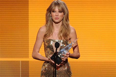 Taylor Swift Wins Big At 2013 American Music Awards