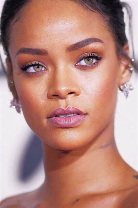 Rihanna Bronzed Skin Perfect Face Rihanna News Mode Rihanna Rihanna