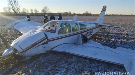 По данным сми, авария произошла при заходе на посадку. Упал самолет в Киевской области 6 декабря - пострадали ...