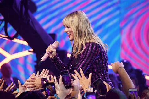 Taylor Swift â€“ Sexy Legs At 2019 Amazon Prime Day Concert In New York