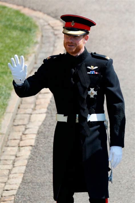 De prins antwoordt desgevraagd dat hij zijn jongere broer nog niet heeft gesproken, 'maar dat dat zeker gaat. Le prince Harry se marie en uniforme (mais avec la barbe ...