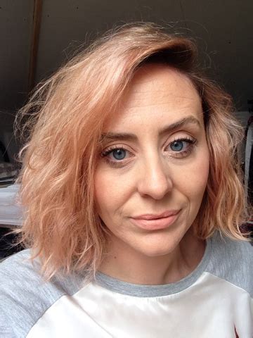 These are some before photos under different lighting for ya'll: Roz Make Up: Bleach London awkward peach hair dye review