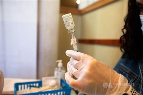莫德納 （英語： moderna ），是一家總部位於 美國 麻薩諸塞州 劍橋市 的跨國 製藥 、 生物技術 公司，專注於完全基於 信使核糖核酸 的 藥物發現 （英語：drug discovery） 、 藥物研發 和 疫苗 技術 。. 莫德納疫苗獲緊急授權 自費AZ疫苗供應不間斷 | 生活 | 重點新聞 | 中央社 CNA